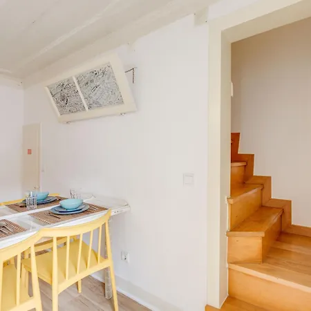 Апартаменты Bairro Alto Window - Cozy Spot In A Buzzing Locale *