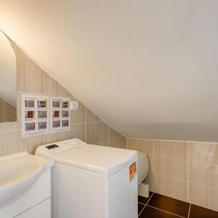 Bairro Alto Window - Cozy Spot In A Buzzing Locale