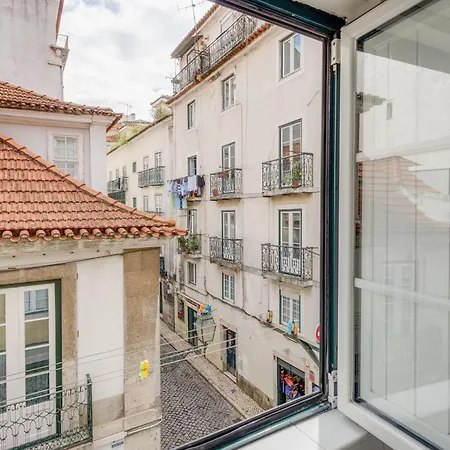 아파트 Bairro Alto Window - Cozy Spot In A Buzzing Locale