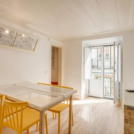 아파트 Bairro Alto Window - Cozy Spot In A Buzzing Locale 리스본