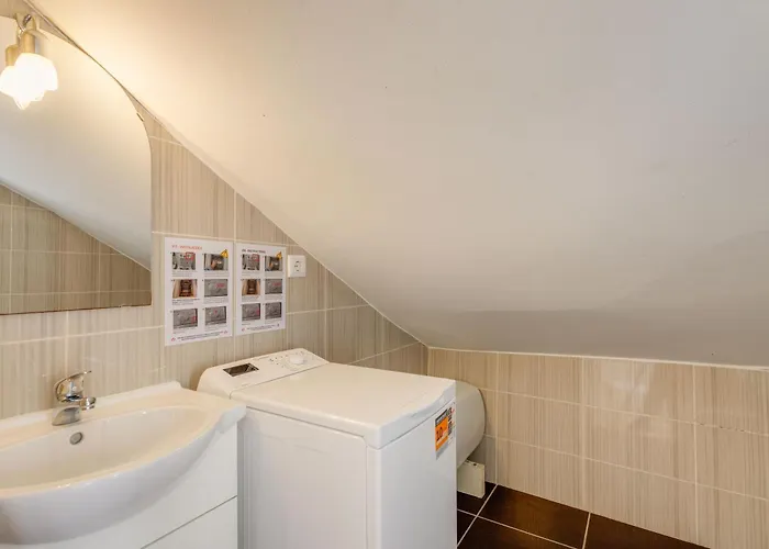 Bairro Alto Window - Cozy Spot In A Buzzing Locale