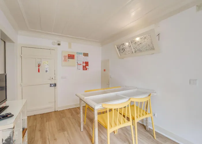 Bairro Alto Window - Cozy Spot In A Buzzing Locale شقة