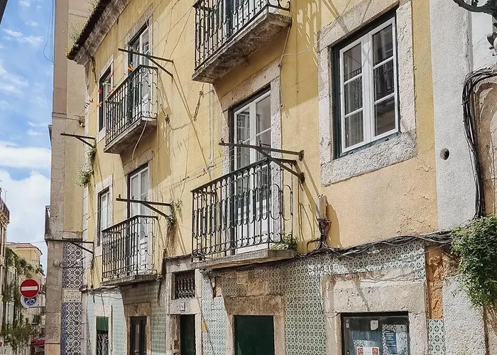 Bairro Alto Window - Cozy Spot In A Buzzing Locale