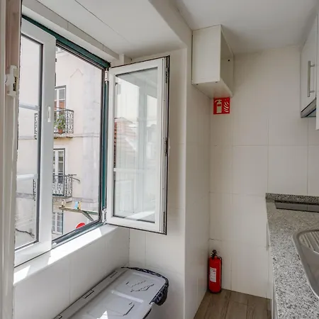 Bairro Alto Window - Cozy Spot In A Buzzing Locale *